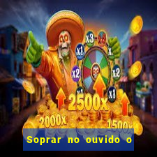Soprar no ouvido o que significa de uma pessoa